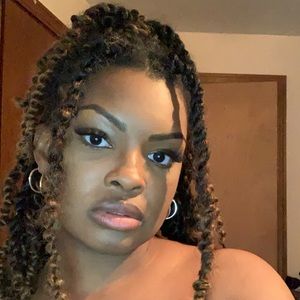 Meet your Posher, Daisia